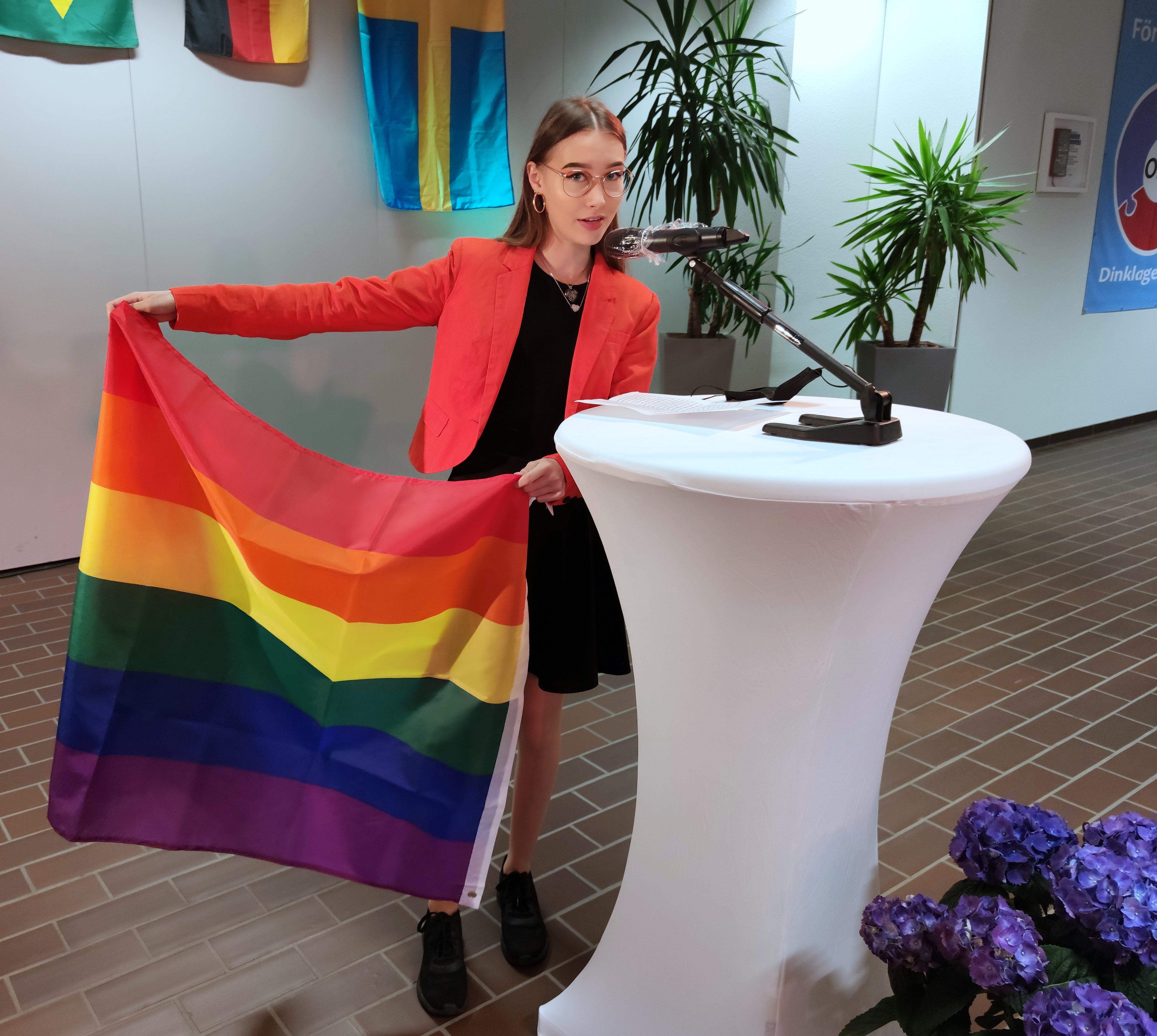 Eine "bunte Zukunft" mit der Regenbogen-Flagge wünscht allen Absolventen Schülersprecherin Violetta Frellich. Foto: Röttgers
