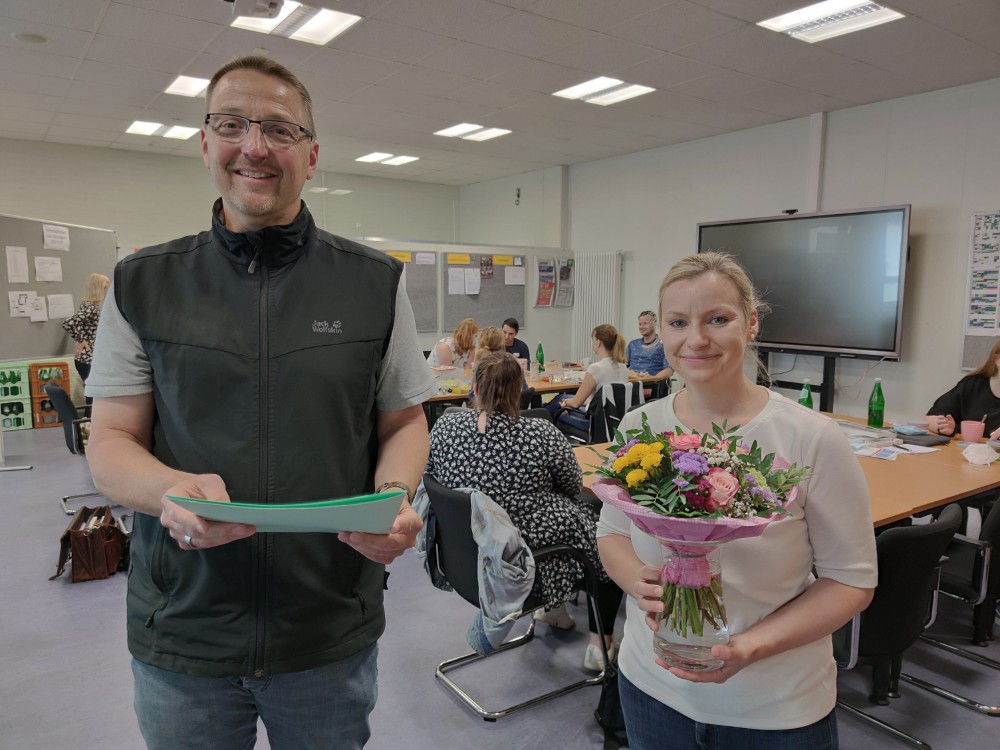 Neues Amt für Johanna Blömer: Sie hilft beim Wechsel an die weiterführenden Schulen und Ausbildungsbetriebe. Der kommissarische Schulleiter Axel Krämer gratuliert.