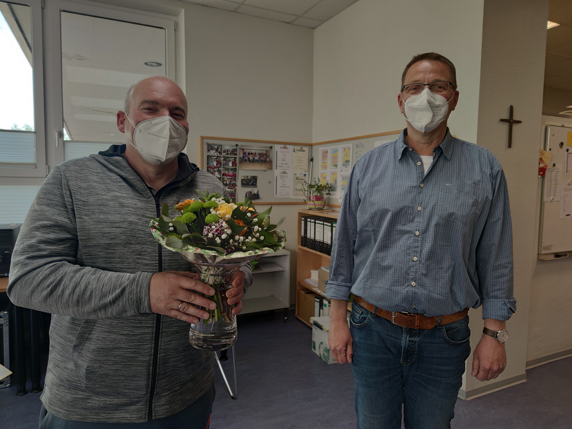 Jörg Roth (li.) erhält für seinen unbefristeten Vertrag einen Blumenstrauß vom kommissarischen Schulleiter Axel Krämer. Foto: Röttgers
