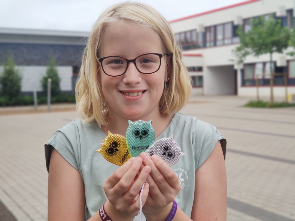 BU2 Schülerin Mathilda Arlinghaus der Oberschule Dinklage mit gymnasialem Zweig zeigt die lustigen Reflektoren in Eulenform. Bild: Röttgers