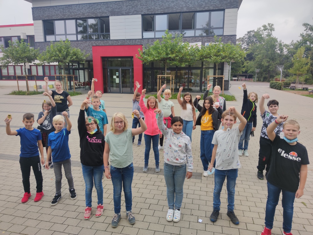 Wir machen mit! – Die Klasse 5d des Gymnasialzweiges der Oberschule Dinklage mit ihrer Klassenlehrerin Studienrätin Silvia Fischer trägt Reflektoren für mehr Sicherheit auf dem Schulweg. Bild: Röttgers