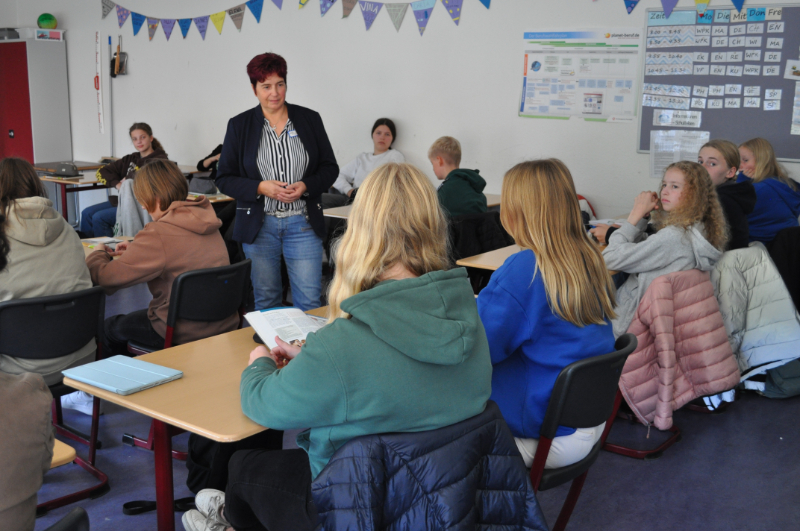 Frau Meyer-Bothe informiert unsere WPKs „Gesundheit und Soziales“ über den Pflegeberuf