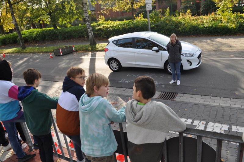 Den Anhalteweg eines Fahrzeugs können unsere Schüler*innen des 6. Jahrgangs nach dem Projekt „Achtung Auto“ selbständig berechnen.