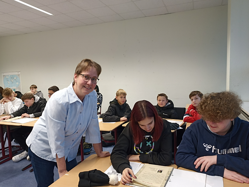 Frau Kathmann steht unseren Schüler*innen Rede und Antwort.