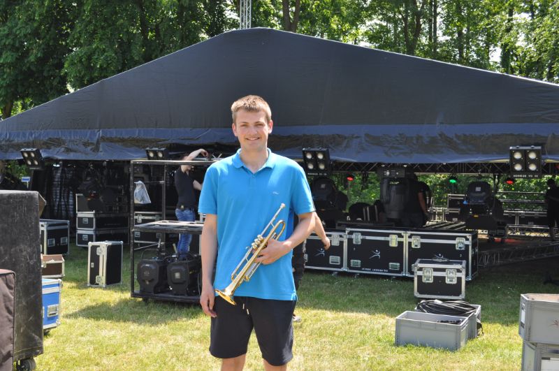 Max Germann wird am Samstag mit seiner Trompete und acht weiteren Schüler*innen unserer Oberschule beim Sommer Open Air Night Fever auf dem Schützenplatz in Dinklage auf der Bühne stehen.