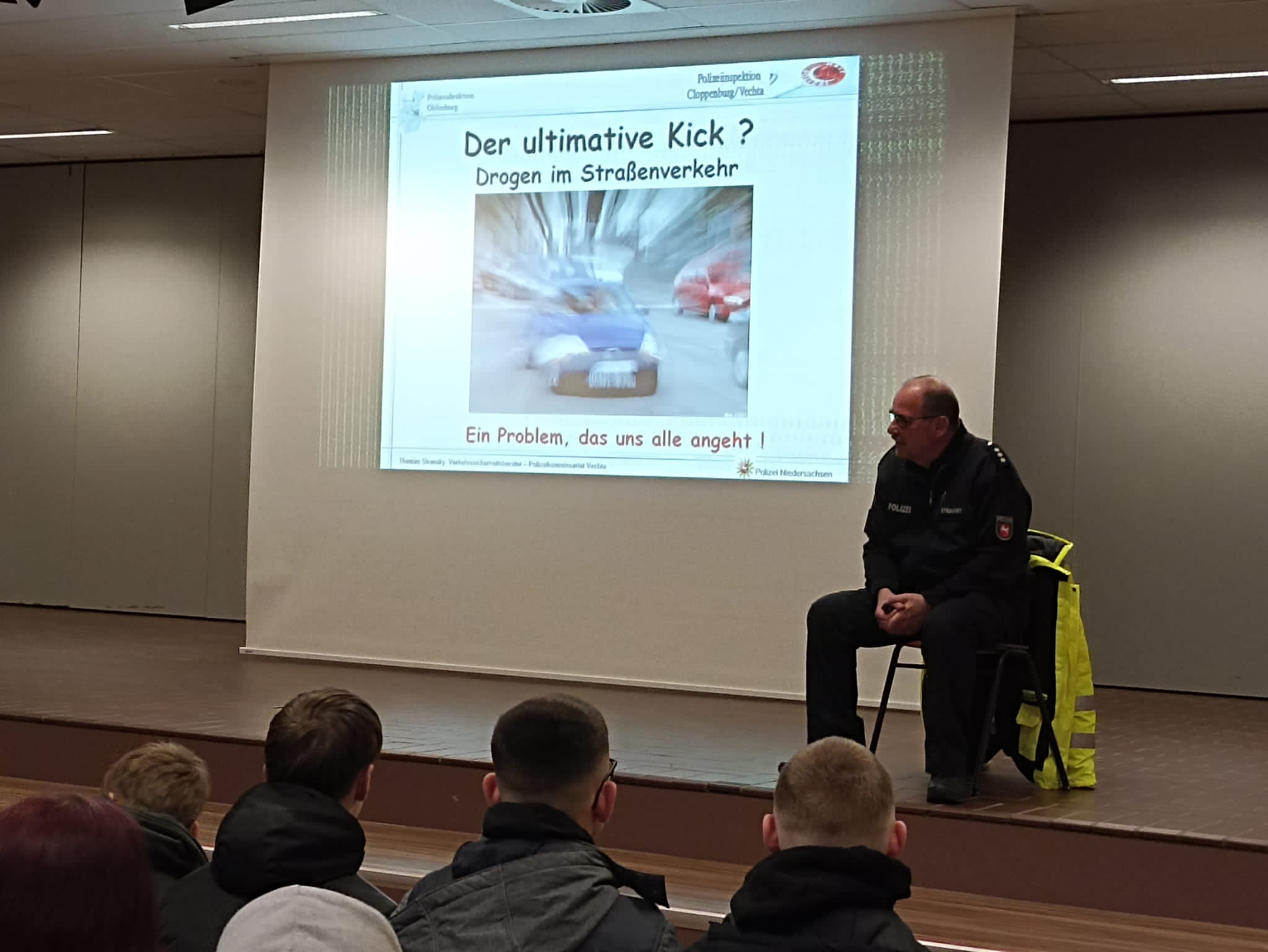 Mit den Schüler*innen des 9. Jahrgangs besprach Herr Stransky von der Verkehrswacht Vechta die Risiken von Drogen im Straßenverkehr.