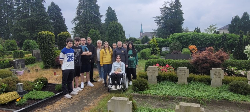 Geschichtsexkursion auf den Dinklager Friedhof: Mikail Siwiec, Kilian Vorländer, Luis Schmidt, Marvin Schwarz, Frau Grünebaum, Viktoria Stang, Dilan Uyanik, Doreen Gensler, Angelina Hagstätter, Alin Bakkour und Alexandra Aust (v. li.) engagieren sich im Rahmen eines Projekts für die Gedenkstätte Sandbostel. 