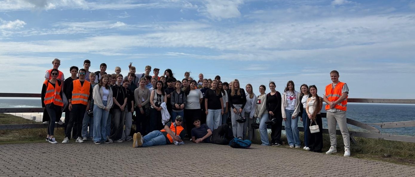 Gruppenbild der 10b, 10c und 10d am Bunker Hill auf Sylt